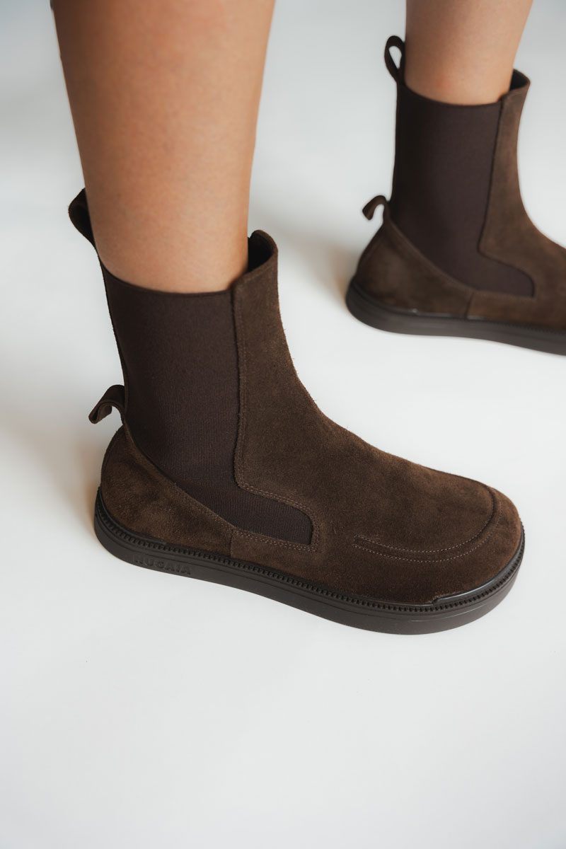 Nugaia Sabi Chelsea boots in brown suede and wide toe box